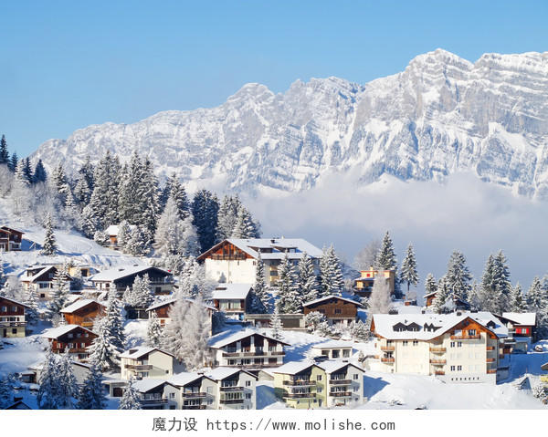 冬季瑞士阿尔卑斯山下的假日酒店房屋村落二十四节气立冬小雪大雪冬至小寒大寒